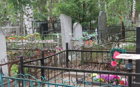 В Кировской области мужчины раскопали могилу и украли цепочку с покойника