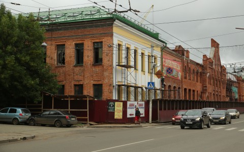 В Кирове начали кардинально преображать здание сгоревшего ТЦ "Фабрика"