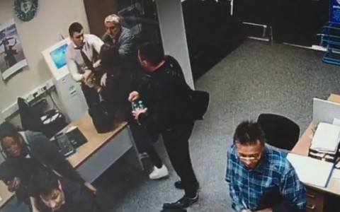 Опоздавшие на рейс пассажиры избили сотрудника авиакомпании "Победа"