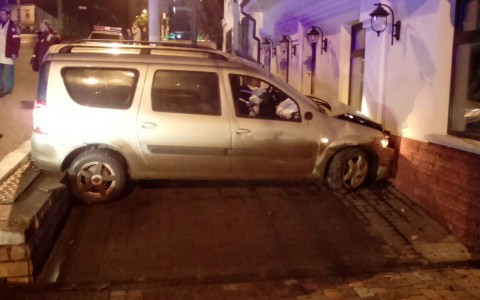 На Ленина автомобиль после ДТП врезался в стену ресторана