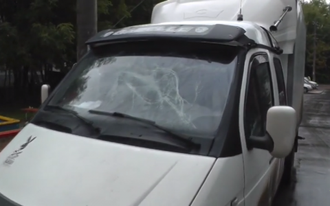 Очевидцы: "В Кирове неадекватный мужчина палкой разбил стекла у восьми машин"