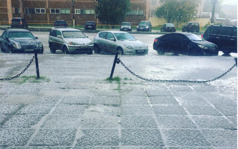 Погода "сошла с ума": в Кирове прошел град и выпал первый снег