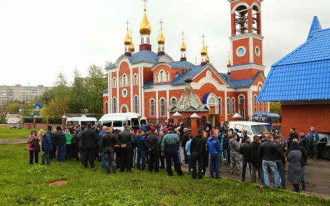 Сотни кировчан пришли проститься с водителем, который спас 39 человек