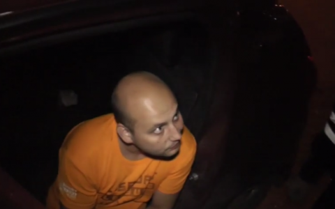 В Кирове полицейские задержали пьяного таксиста, который поужинал с ними в закусочной