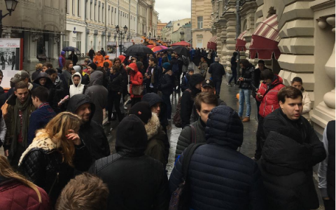 Сотни людей выстроились в очередь, чтобы купить iPhone 7