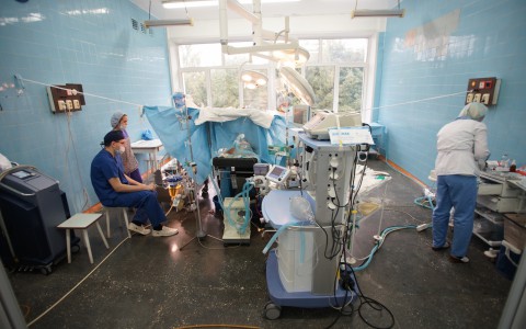 Репортаж из операционной: на глазах журналиста хирург остановил и запустил человеческое сердце