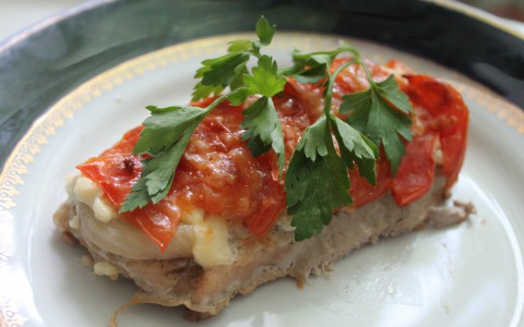 Готовим мясо: свинина с помидорами и сыром