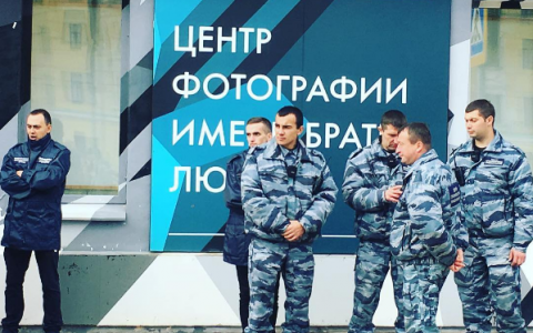 Фотограф из Кирова прокомментировал закрытие фотовыставки с голыми подростками