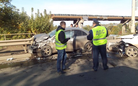 Иномарка влетела в отбойник в результате тройного ДТП на Луганской
