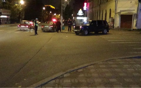 Вновь ДТП у «Октября»: от удара иномарка влетела в столб