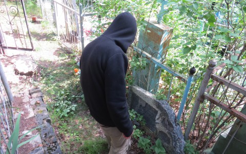 В Кирове бывший зэк ограбил кировчанку на кладбище