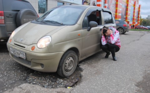 Специалисты рассказали, как вернуть деньги за пробитые в кировских ямах колеса
