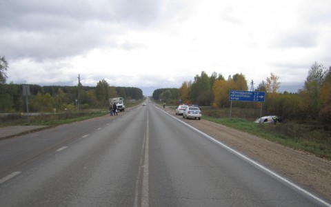 В Кирове легковушка врезалась в грузовик и перевернулась