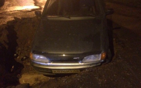 В центре города авто наполовину провалилось в яму, вырытую коммунальщиками