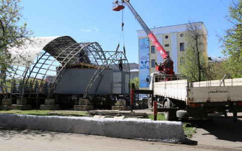 На Театральной площади начали возводить новую сцену