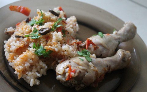 Рецепт дня: курица, запеченная с рисом и овощами