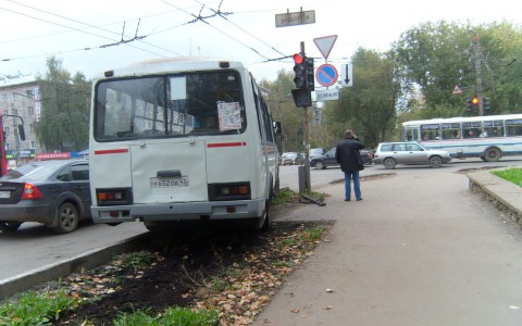 На улице Попова пазик снес ограждение и вылетел на тротуар