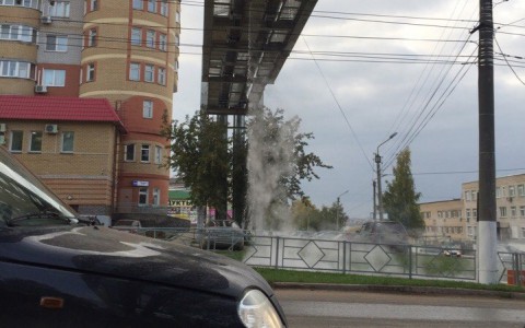 В Кирове в районе Зонального института забил фонтан горячей воды