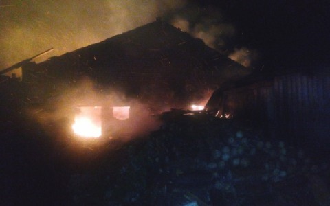 В Свече полностью сгорела лесопилка