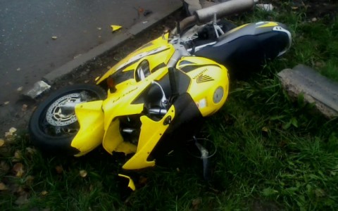 В Кирове мотоциклист наехал на бордюр и перевернулся