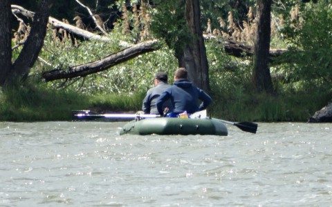 В Кировской области перевернулась лодка с тремя рыбаками, одного не могут найти