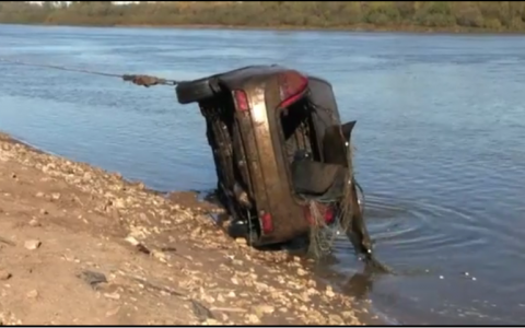 Опубликовано видео, как из Вятки достают машину пропавшего кировчанина