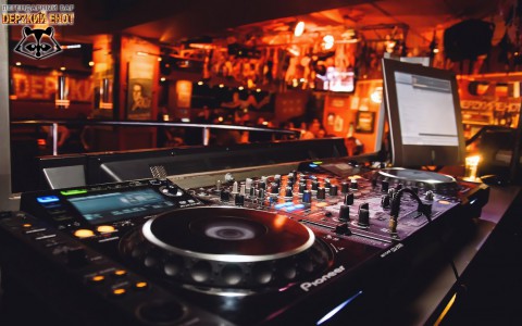 Не пропустите! Тематическая вечеринка: Учитель енот в баре "Дерzкий енот"