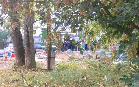 На прощание с погибшей от кипятка девушкой пришли с розами и шариками