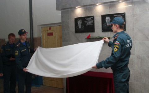 В Кирове открыли памятные доски погибшим на пожаре сотрудникам МЧС