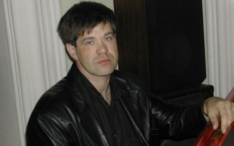 В Кирове установили мемориальную доску умершему на концерте музыканту