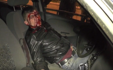 Кировчанин врезался в два такси и снес тополь у новой парковки на Комсомольской