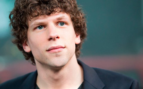 Голливудский актер Джесси Айзенберг вместе с подругой побывал в Зуевке