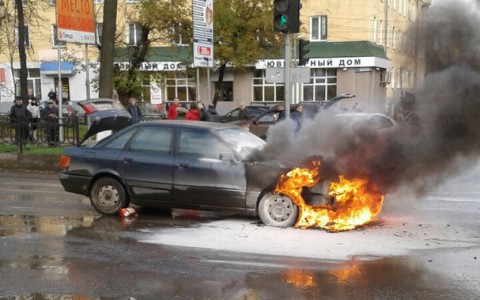 На Октябрьском проспекте вспыхнула иномарка