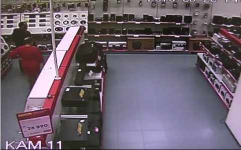 В Кирове парень с девушкой обокрали магазин техники