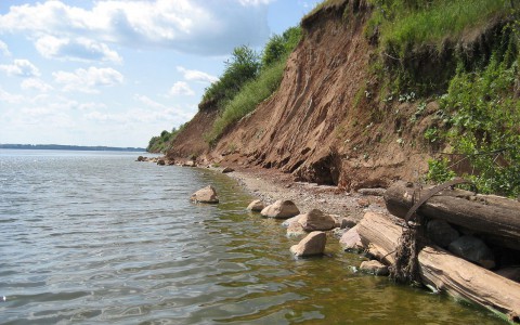 В Кирове из-за незаконных раскопок может обрушиться склон у Нового моста