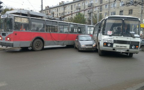 Тройное ДТП парализовало движение на Октябрьском проспекте
