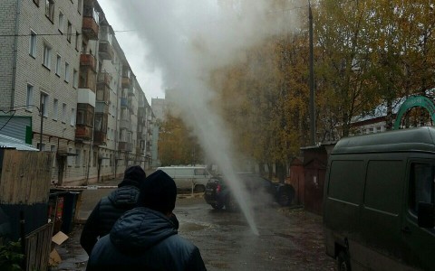 В центре Кирова прорвало теплотрассу