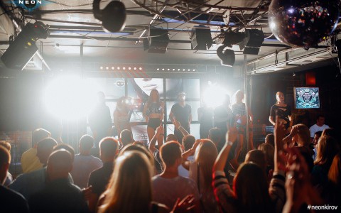 Всех именинников месяца приглашают в РЦ NEON