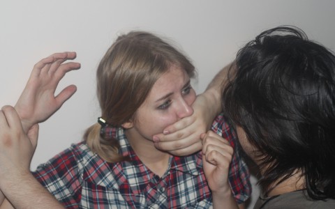 В Кирове в 7 утра озабоченный парень напал на девушку и ограбил ее