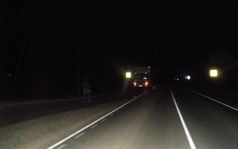 В Кировской области два грузовика насмерть сбили женщину