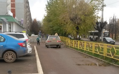 Кировские автолюбители начали ездить по тротуарам