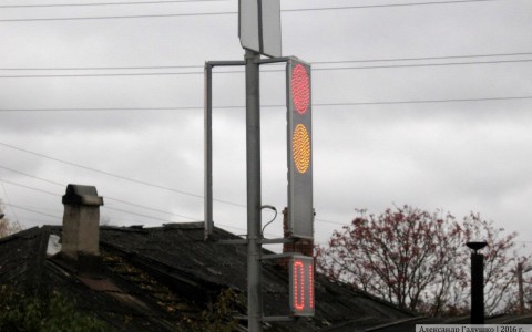 Кировчан удивил сверхтонкий светофор, установленный при повороте на Субботиху