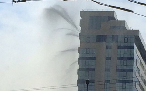 Фонтаны из окон бизнес-центра в Кирове попали на сайт Pikabu