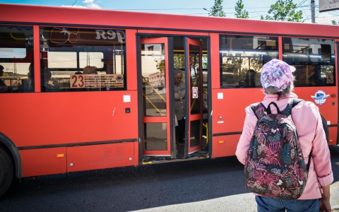 В Кирове пенсионерку на костылях зажало в автобусе