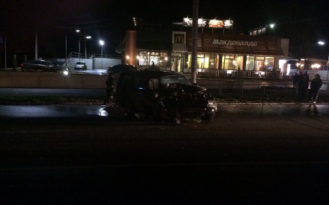 Ночью у цирка Mitsubishi Pajero влетел в столб