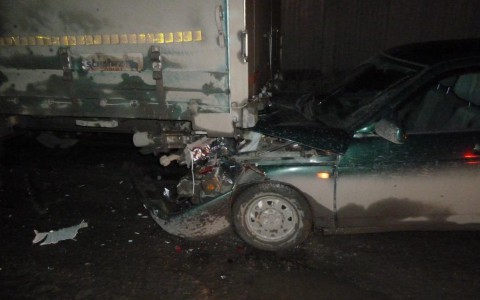 В Кировской области ВАЗ врезался в фургон, пострадал двухлетний мальчик