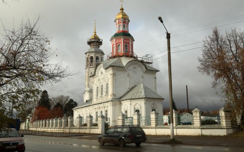 Троицкий храм в Макарье начали перекрашивать в красный цвет