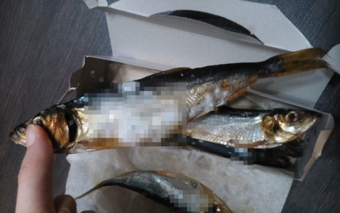 Кировчанке попалась копченая рыба с сюрпризом