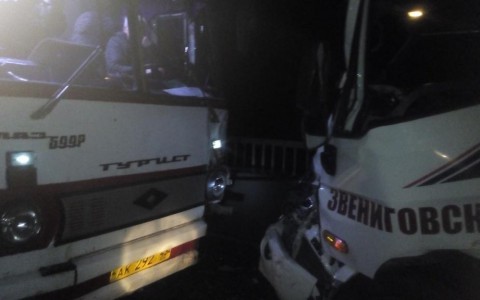 В Кировской области лоб в лоб столкнулись рейсовый автобус и грузовик