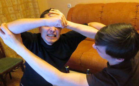 Семейная пара из Чепецка пытала мужчину ради денег